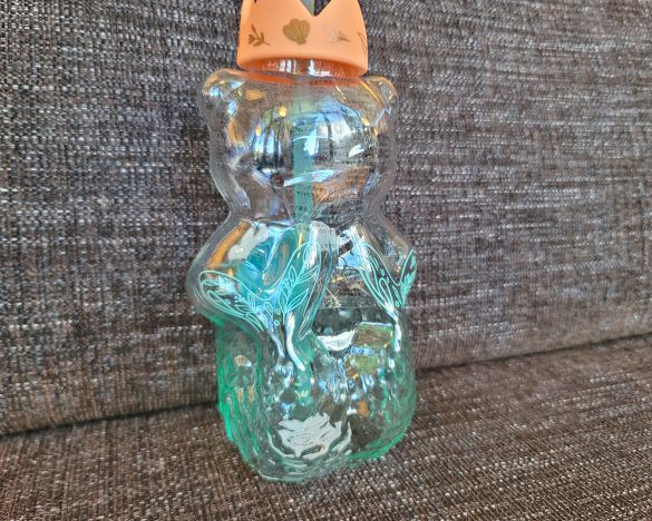 タンブラー後ろ側はサイレンのテイル部分が立体的に表現。持ちやすさも軽視していないことにも感動しました