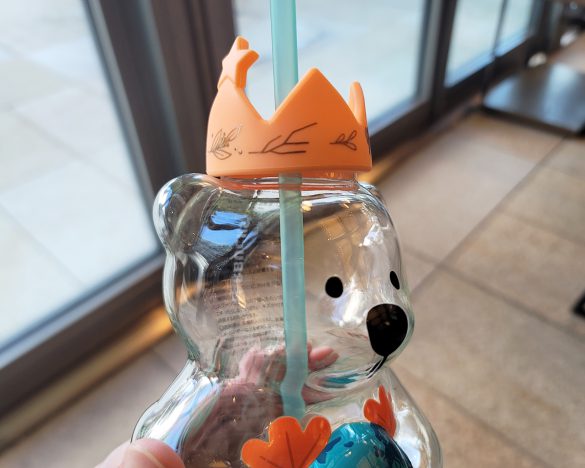 王冠型のリッド（フタ）にも細かいデザインが光ります