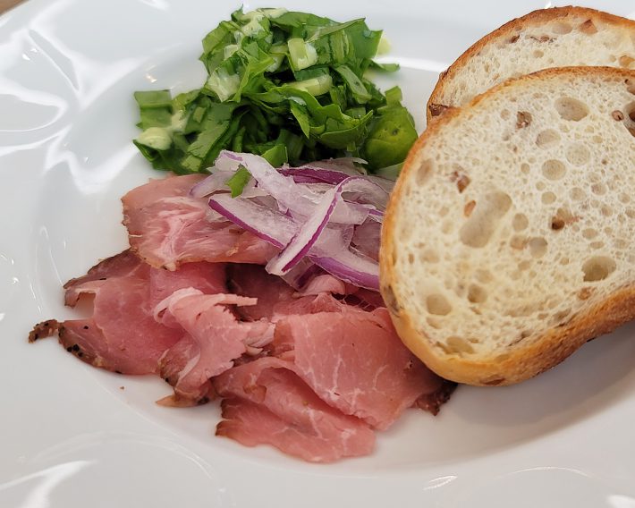 ローストポークスライスとルッコラのインサラータ