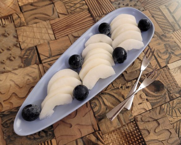 梨とブドウを並べただけですが、いつもと違う雰囲気にまとまります