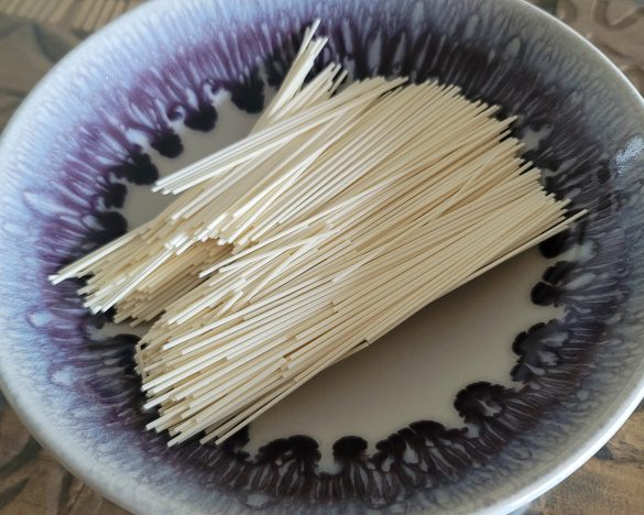 そうめんを半分に折って使うと、小鍋で簡単に茹でることができます