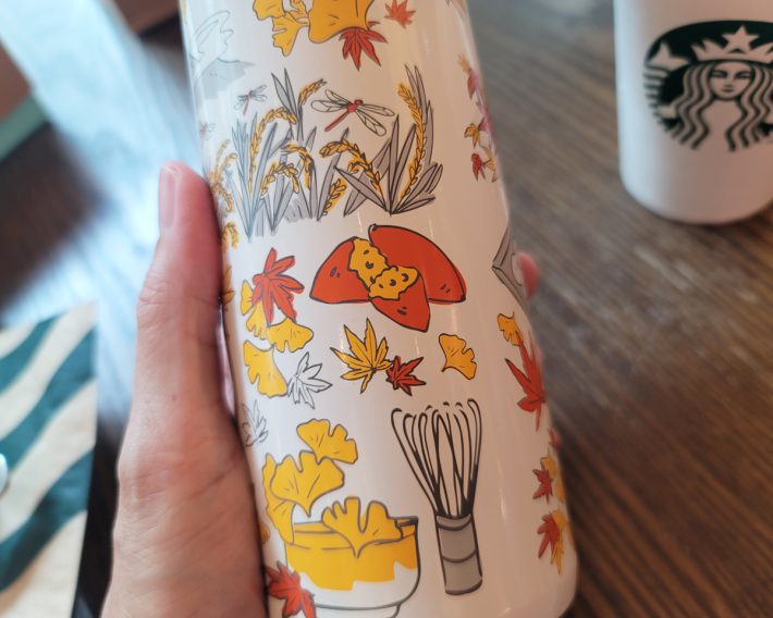 焼き芋、トンボ、お茶、秋刀魚まで描かれています