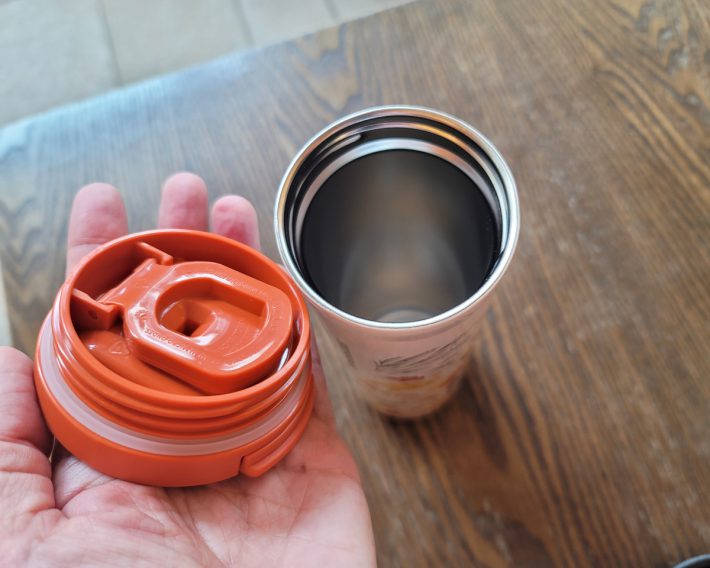 ボトルのフタを取ってみると、シンプルな形状に驚きます