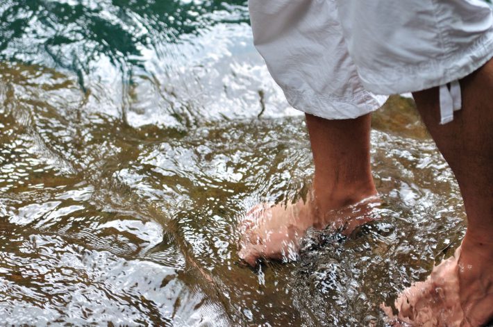 川遊びをする足元