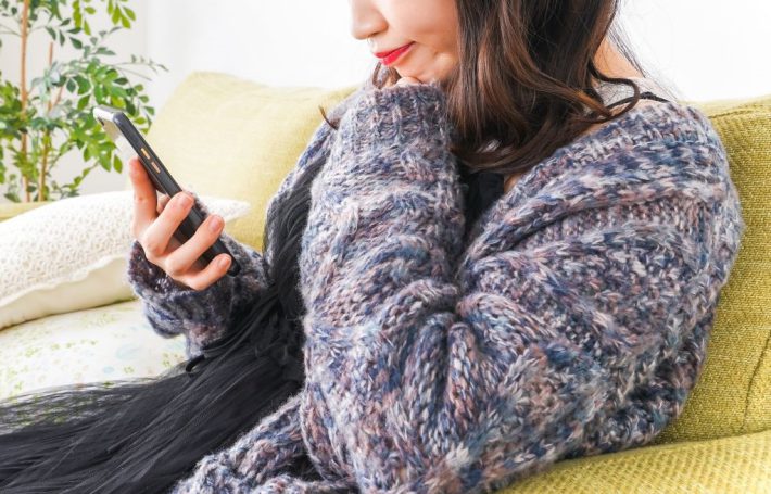 スマホを見る女性