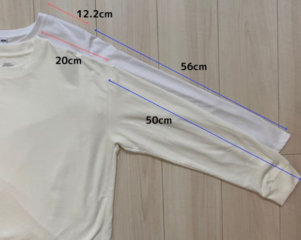 上に重ねた方：ワークマン　床側：ユニクロ