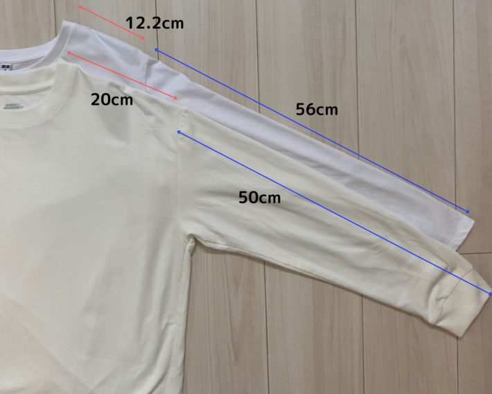 上に重ねた方：ワークマン　床側：ユニクロ