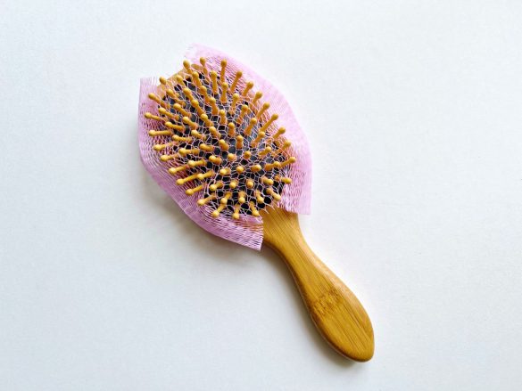 網の目にブラシの歯を入れる