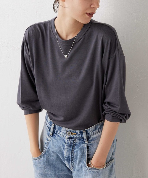 グレーのプルオーバー