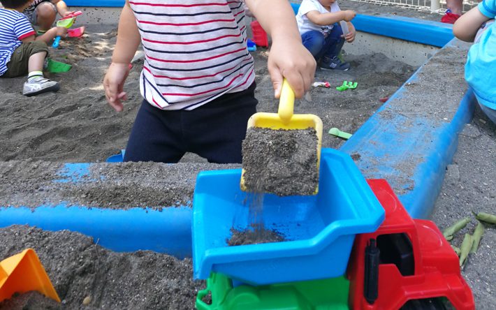 砂を持ち上げる、運ぶ、元に戻す