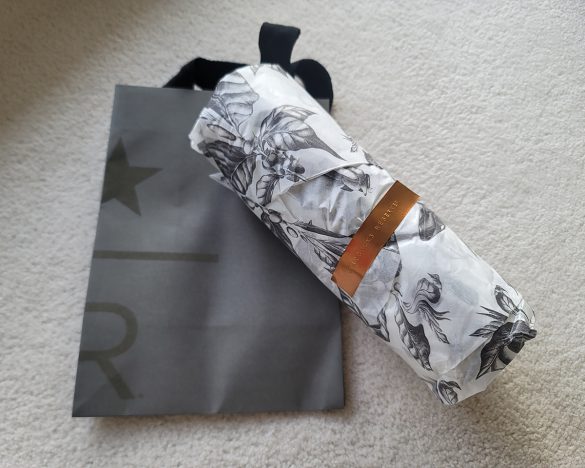 購入すると、コーヒーの木が描かれたモノトーンのペーパーに丁寧に包んでくれます