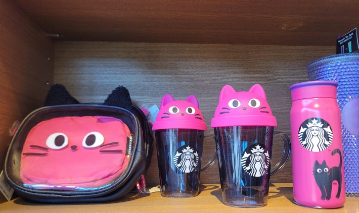 グッズのメインカラーは、ブラック＆ピンク