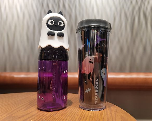 右は昨年度のハロウィングッズ。今年はネコの存在感が増しています。