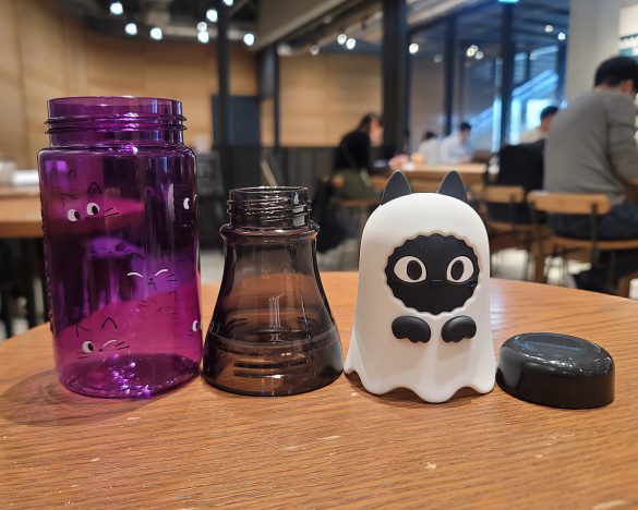 左から、ボトル下部、ボトル上部、ネコのフタアクセサリー、フタ（ボトルキャップ）