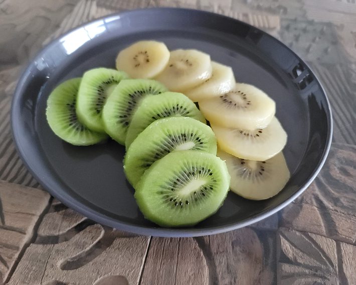 キウイフルーツは、グリーン（緑）とゴールド（黄）が主流になっています