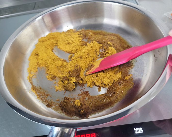 2つめステップ「カレー粉」を炒めています
