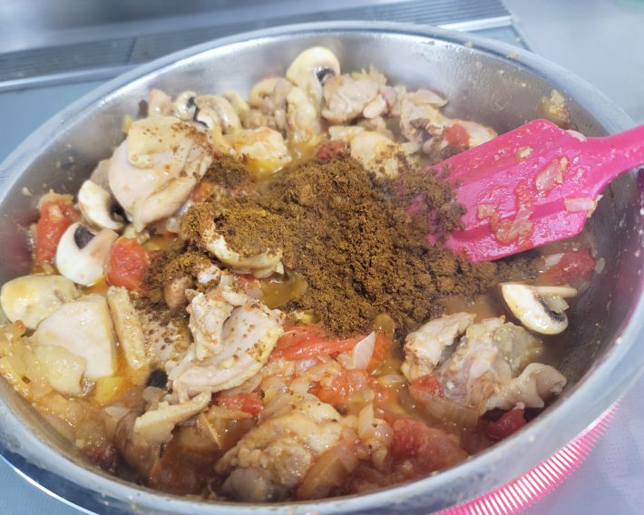 基本レシピを参考にしながら、チキンカレーを作りました