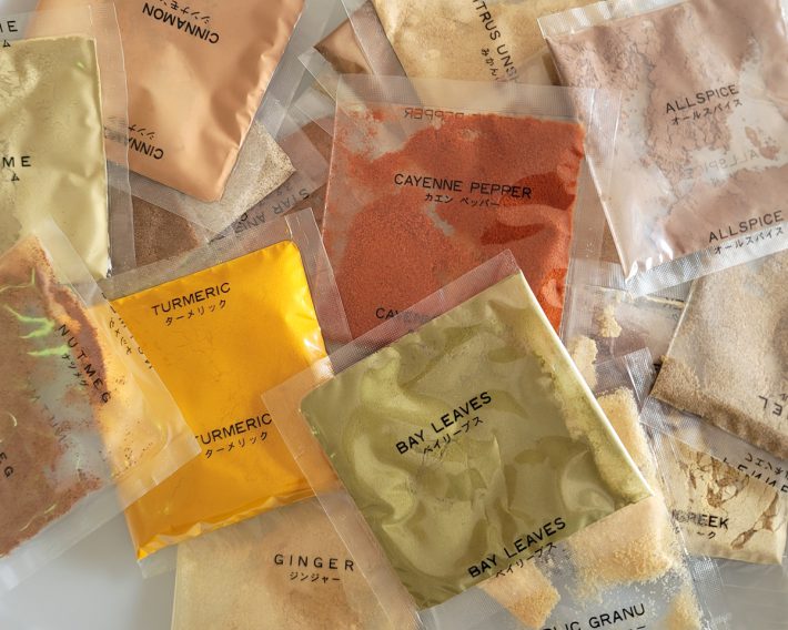 20種類の粉末状スパイスが個包装で入っています