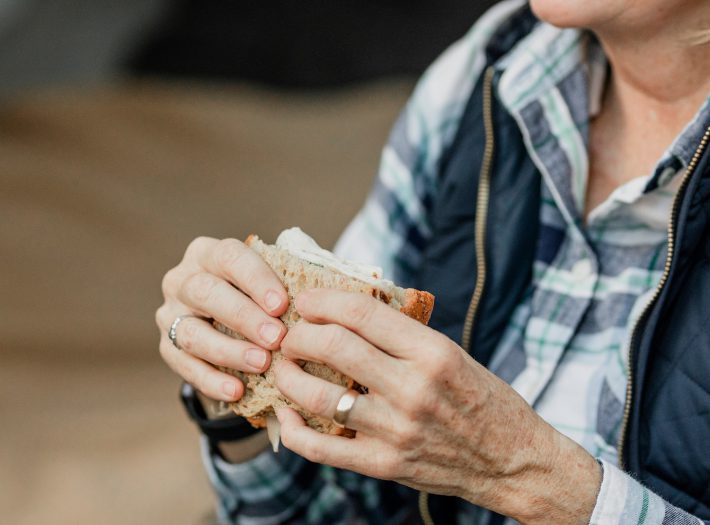 サンドイッチを食べる女性