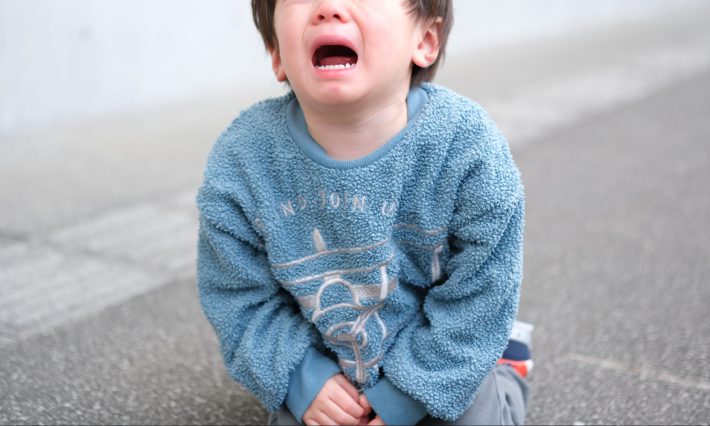 号泣する子ども