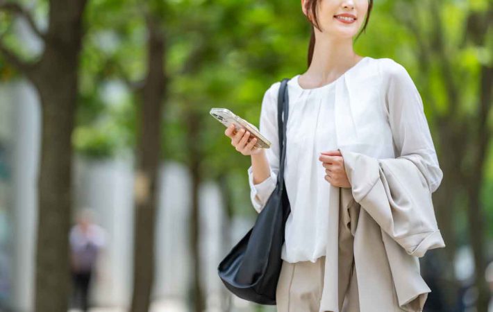 スマホを持つ女性