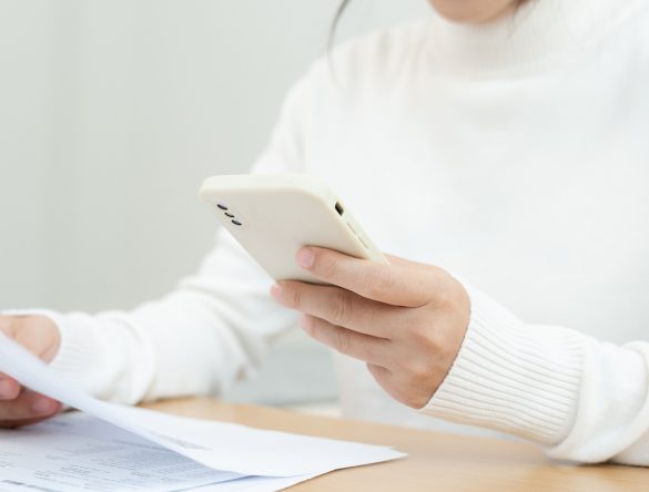 スマホとチラシ