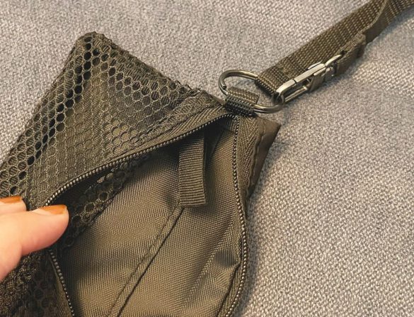 ファスナーポケットの内部にはストラップも