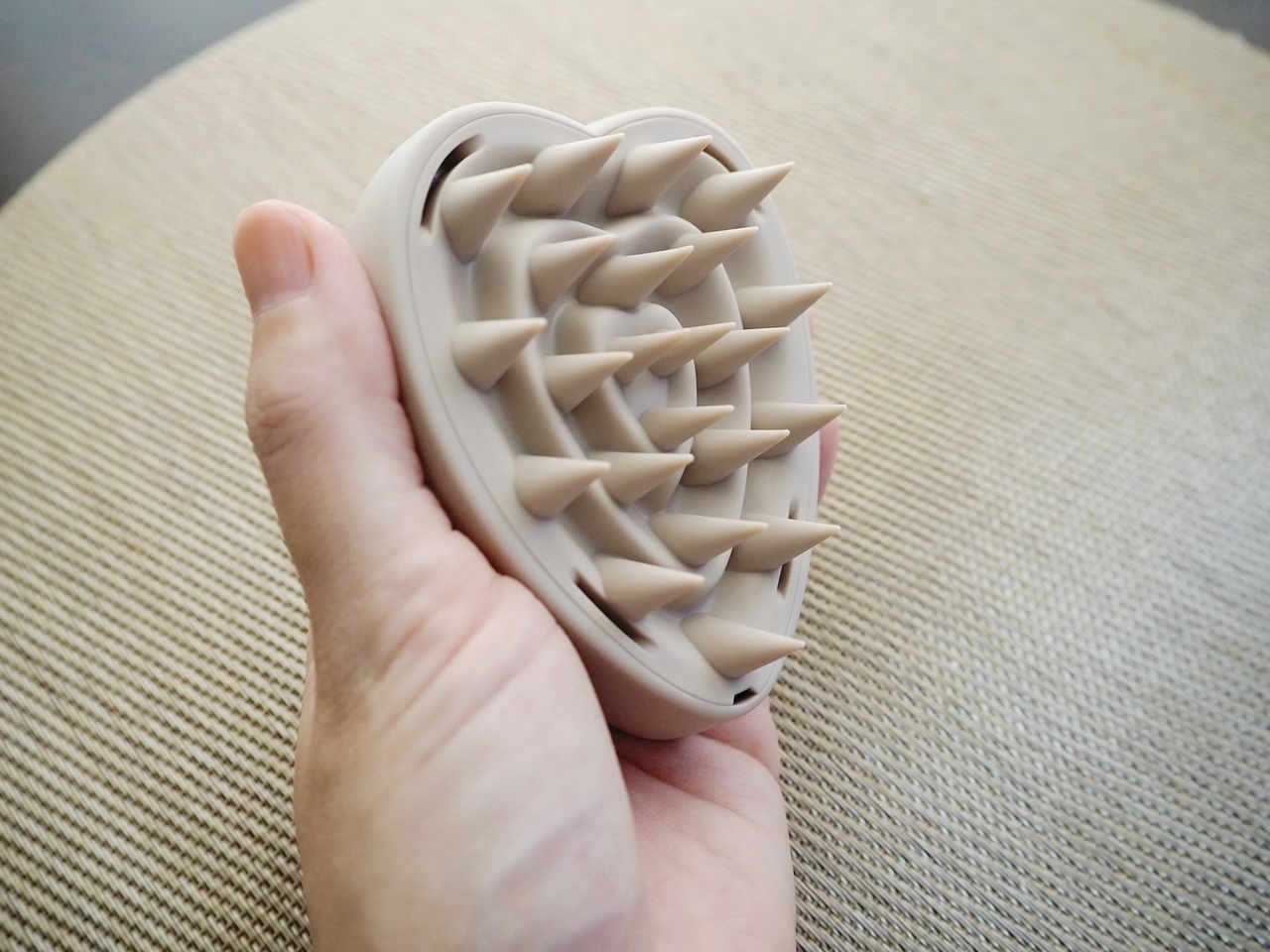 頭皮の凝りをほぐして快眠へ。ヘッドスパ資格を持つライター的使い方は