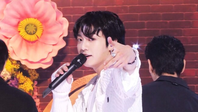 7月に韓国で生放送された「SBS人気歌謡」に出演したBTS・ジョングク（WOWOWリリースより）