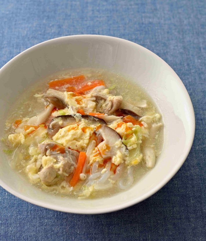 「しらたき酸辣湯（サンラータン）」豚汁に酢、しらたきを追加！ 低カロリーで腹持ちのよい、即効やせ効果の「ずぼら瞬食スープ」（画像：「ずぼら瞬食スープダイエット」（小学館）より）