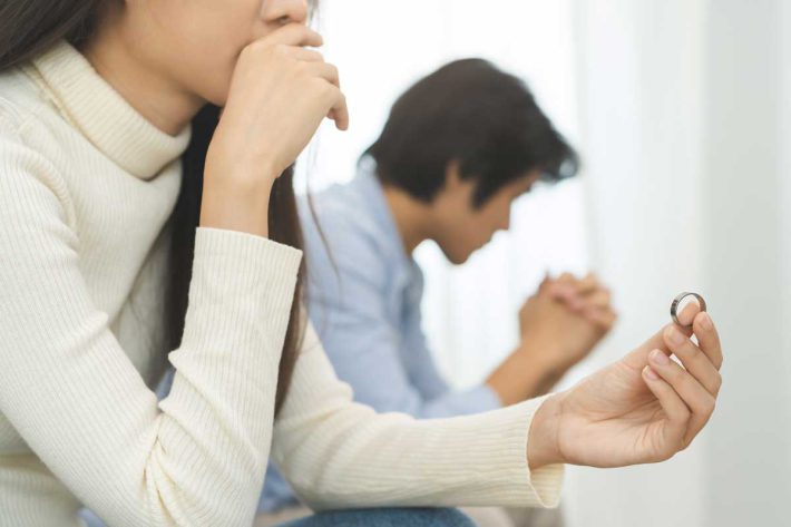 指輪を見る女性