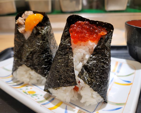 中心部の筋子がうっすら見えるほど、ごはんはふっくらほわほわの状態で握られます