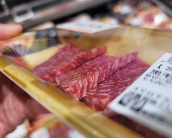 スーパーで見かける焼肉用牛肉。実はやや厚いそうです