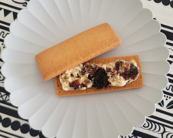 クッキー、クリーム、レーズンのバランスがお見事です