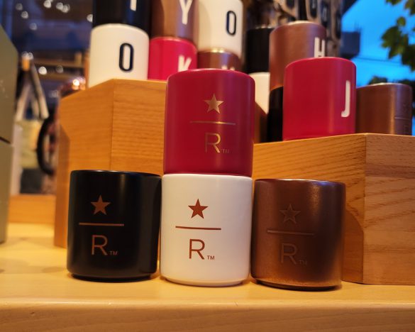 マグの背面には、リザーブロースタリーのロゴが描かれています