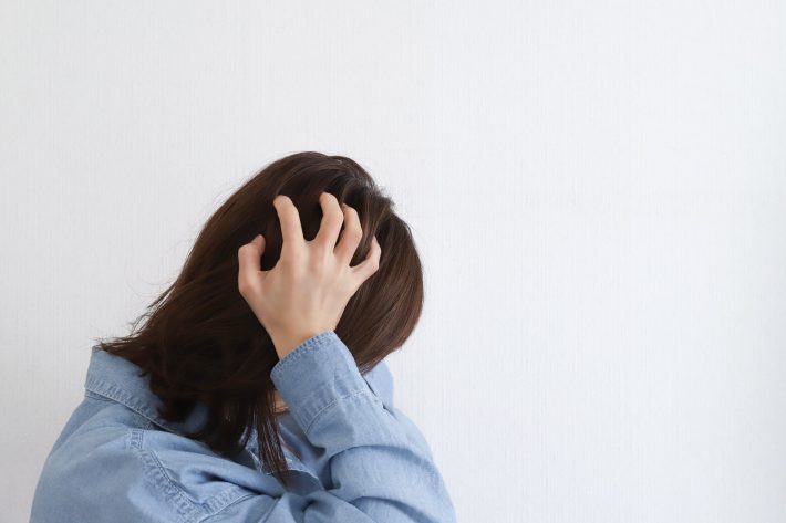 頭を抱える女性