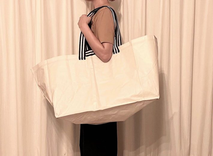 2種類の長さの持ち手がついていて肩掛けもできる