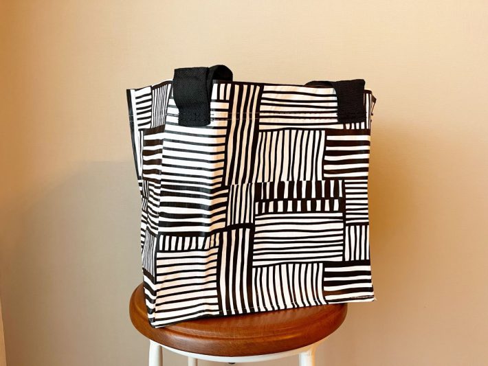 広げると27×27cmの正方形バッグに