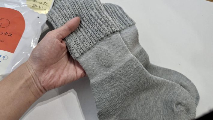 編み分けられたこの部分が足首のつぼを刺激してくれるらしい