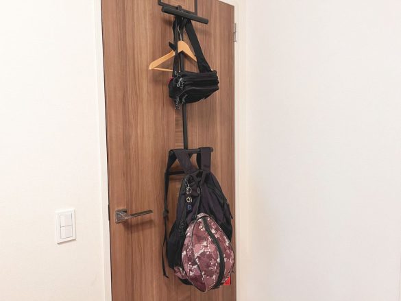 ドアに設置するだけで上下2段のハンガーになる