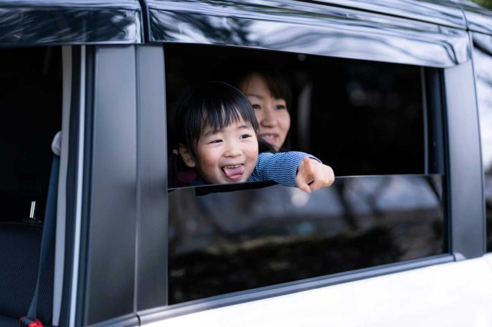 車に乗る親子