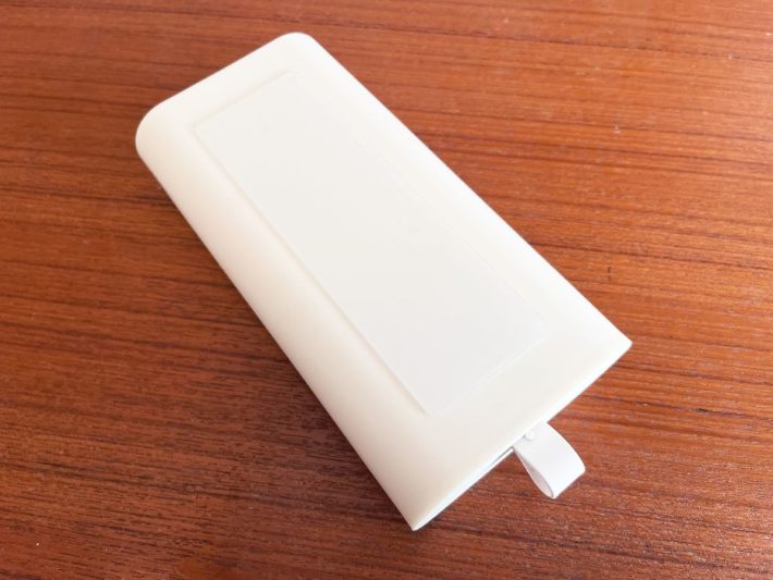 チェストの上面側に粘着シートを貼る