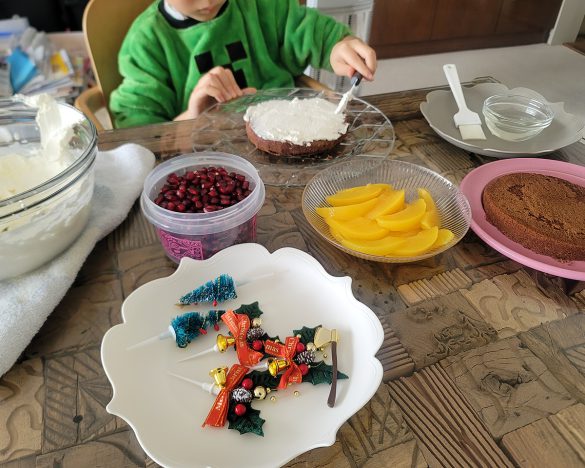 我が家の息子(8歳)がひとりでケーキを組み立てています。台所ではなく食卓でもゆっくり作ることができます
