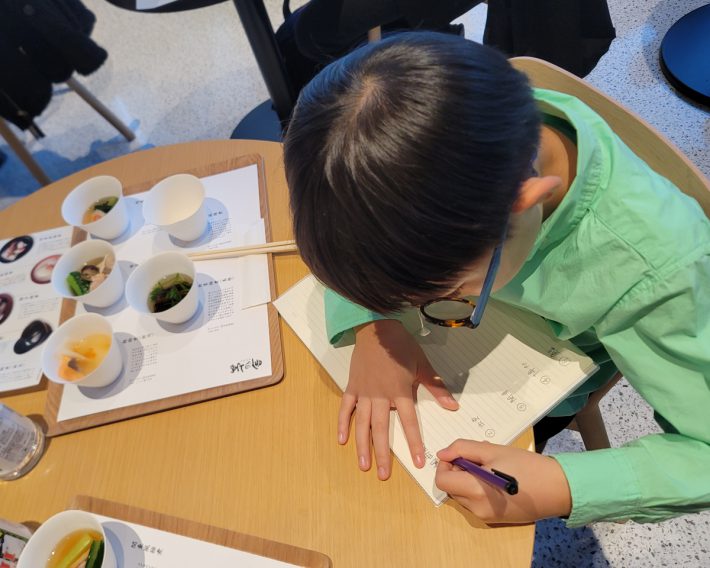 真剣に食べ比べに取り組む姿を見ると、親として頼もしく感じました