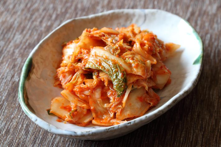 皿に盛られたキムチ