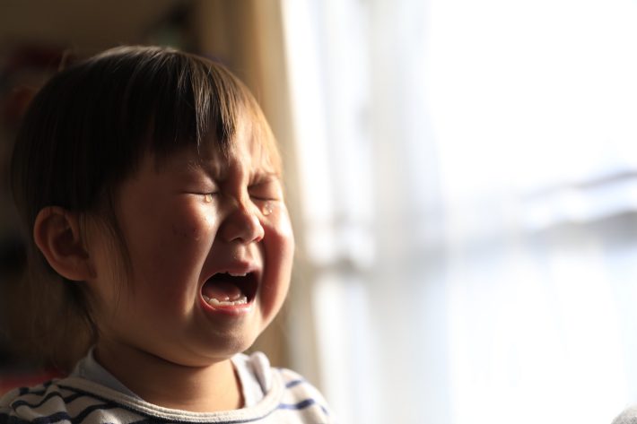 泣く子ども