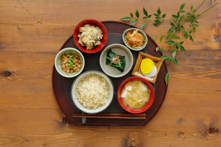 玄米ご飯や納豆などの和食