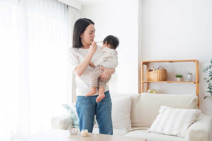 赤ちゃんをあやす人