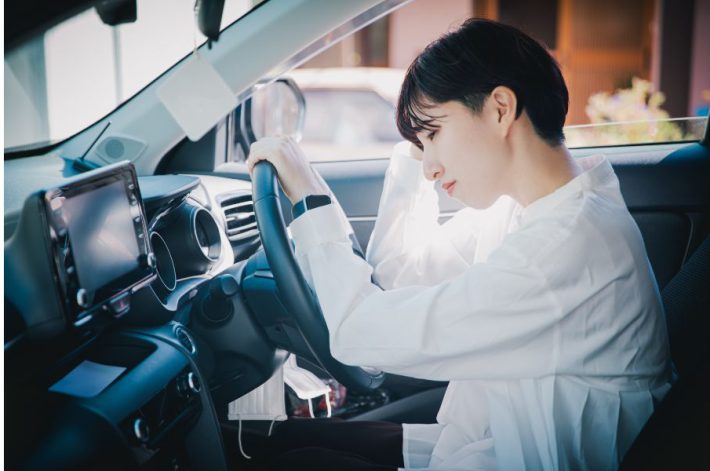 自動車運転　女性ドライバー