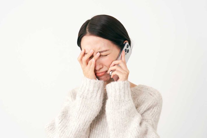 泣く女性